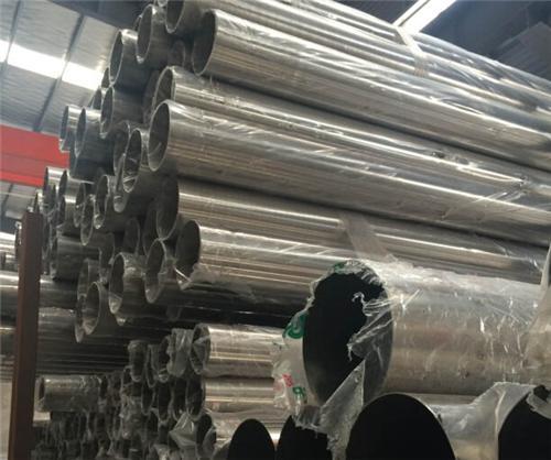 904L不銹鋼管陰極與陽(yáng)極面積比，陰極面積控制在陽(yáng)極面積的1/2.在此情況下，可以防止價(jià)格的增長(zhǎng)，過(guò)多的價(jià)格在陽(yáng)極表面被氧化成價(jià)格
